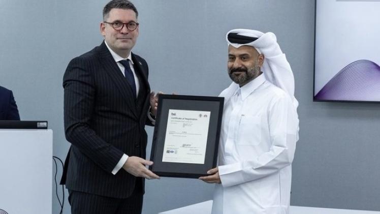 السيد يوسف محمد الجيدة يتسلم الشهادة