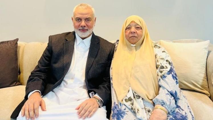 إسماعيل هنية وشقيقته التي استشهدت في القصف الإسرائيلي