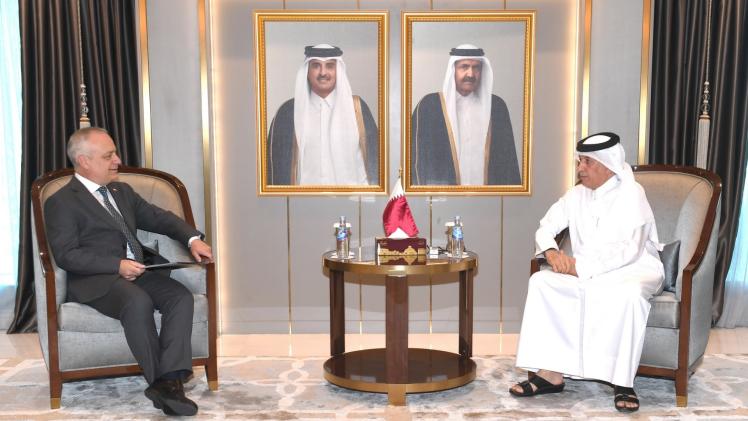 وزير الدولة للشؤون الخارجية خلال تسلم الرسالة