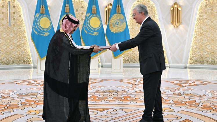 خلال تسليم نسخة من أوراق الاعتماد