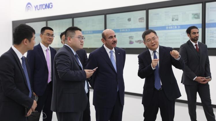 جانب من زيارة سعادة وزير المواصلات لمصنع يوتونغ