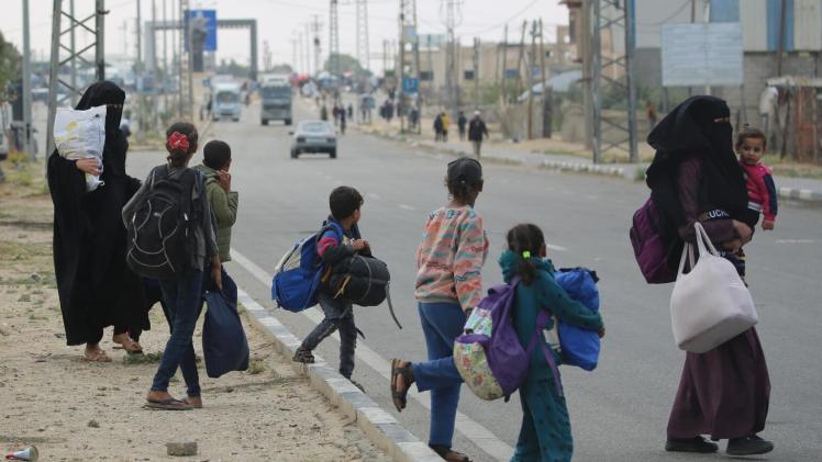 أسرة فلسطينية تبحث عن مأوى بعيدا عن العدوان الإسرائيلي