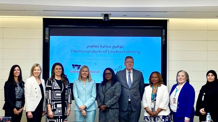 جانب من التوقيع