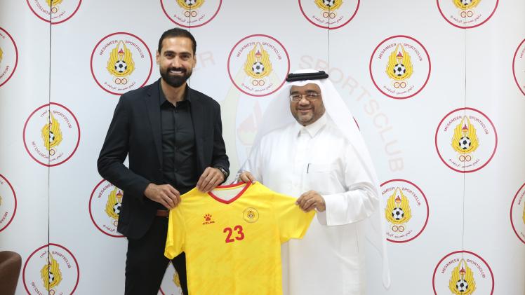 جانب من توقيع العقد