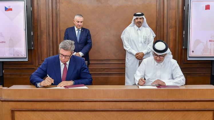 جانب من توقيع المذكرة