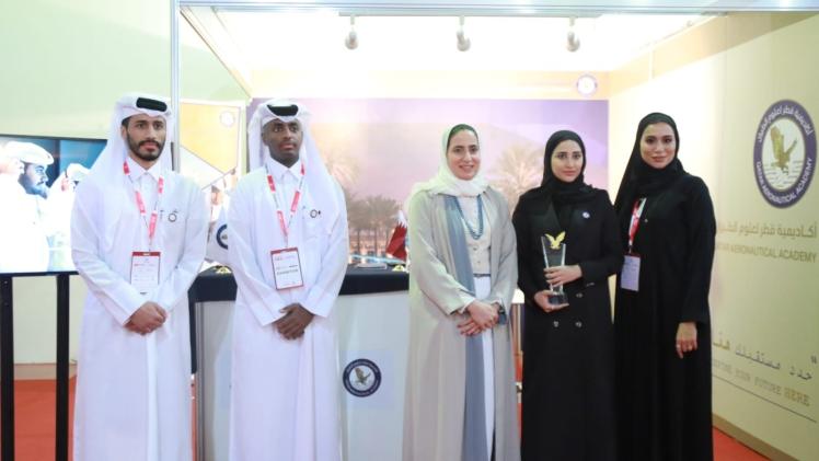 صورة جماعية على هامش المعرض