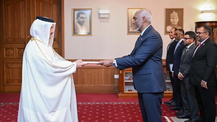 خلال تسليم نسخة من أوراق الاعتماد