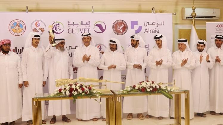 جانب من تتويج الفائزين