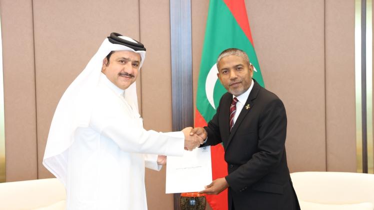 خلال تسليم نسخة من أوراق الاعتماد