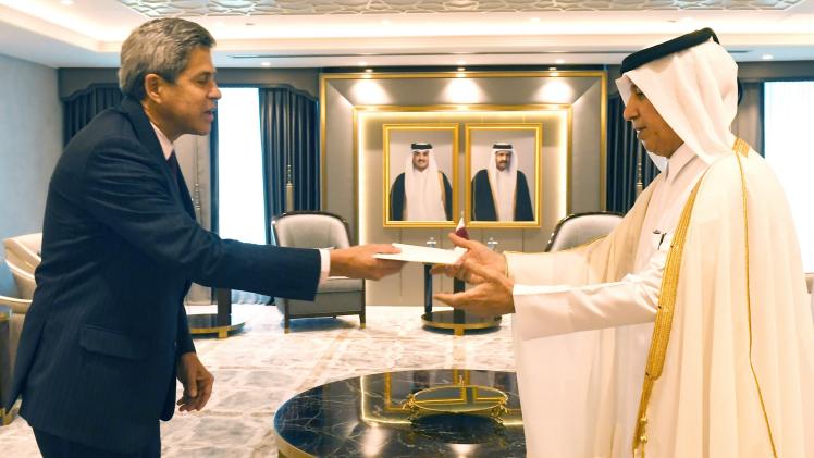 خلال تسليم نسخة من أوراق الاعتماد