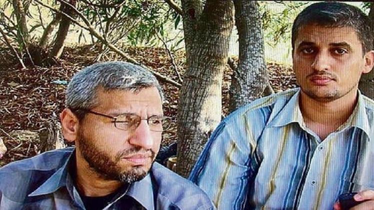 محمد الضيف قائد الجناح العسكري لحركة حماس على يسار الصورة