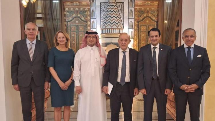 صورة جماعية على هامش الاجتماع