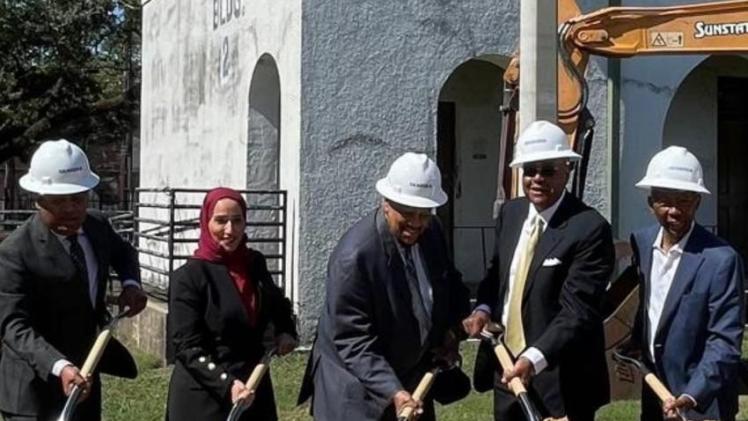 خلال المشاركة في وضع حجر الأساس