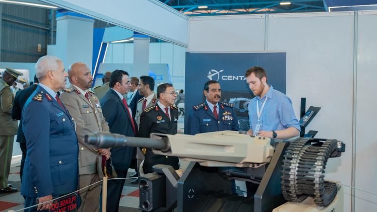 جانب من جولة سعادة رئيس الأركان بالمعرض