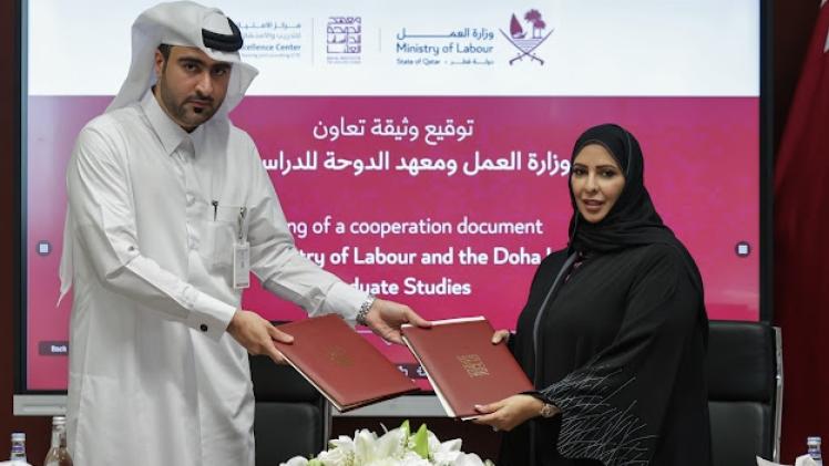 جانب من توقيع الوثيقة