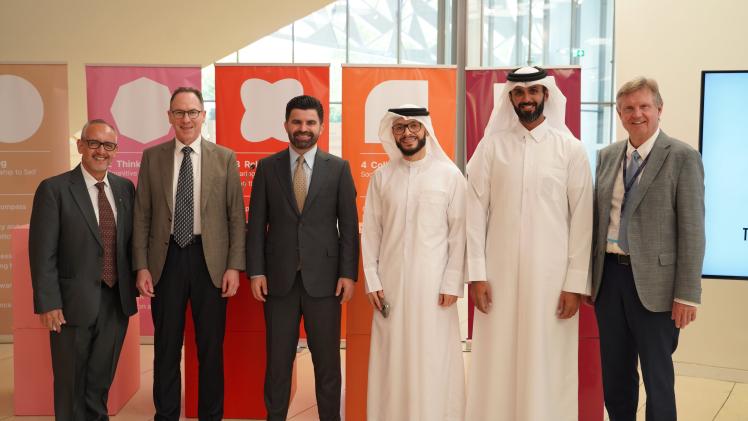 صورة جماعية على هامش المناقشات