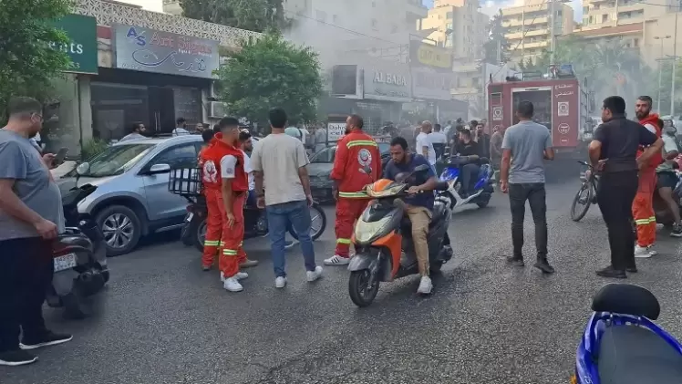 طواقم الإسعاف اللبنانية تنقل مصابين في الانفجارات الجديدة