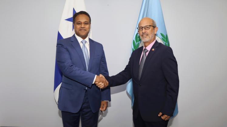 على هامش الاجتماع