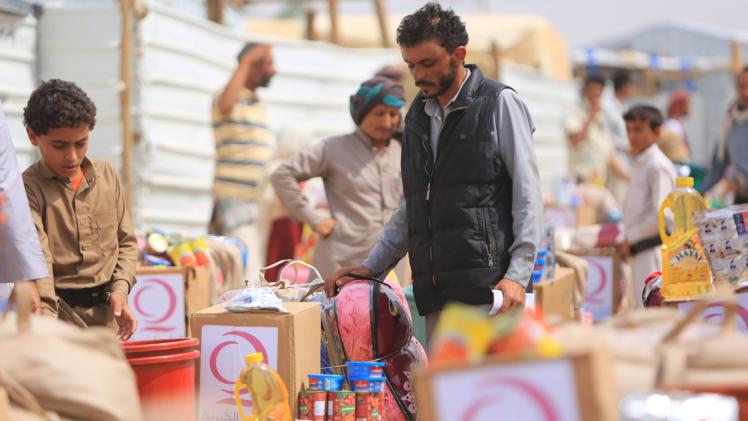 جانب من توزيع المساعدات