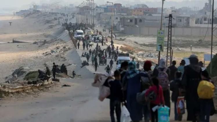 الآلاف من الفلسطينيين يفرون من منازلهم