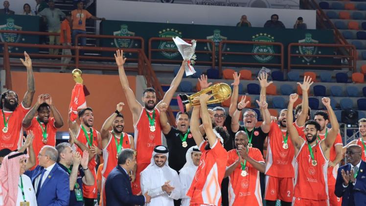 تتويج فريق العربي