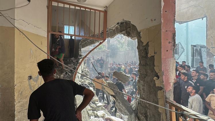 جانب من دمار لحق بمدرسة الشهداء التي تأوي نازحين