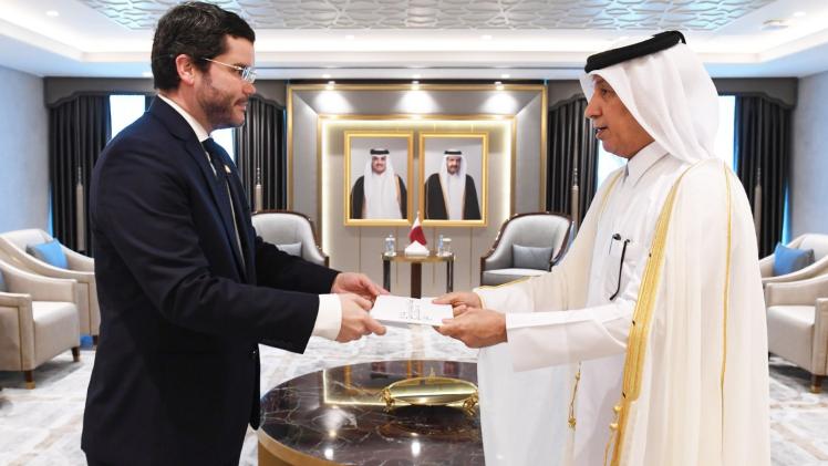 خلال تسليم نسخة من أوراق الاعتماد