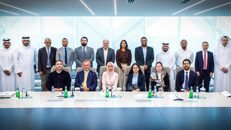 صورة جماعية على هامش الطاولة المستديرة