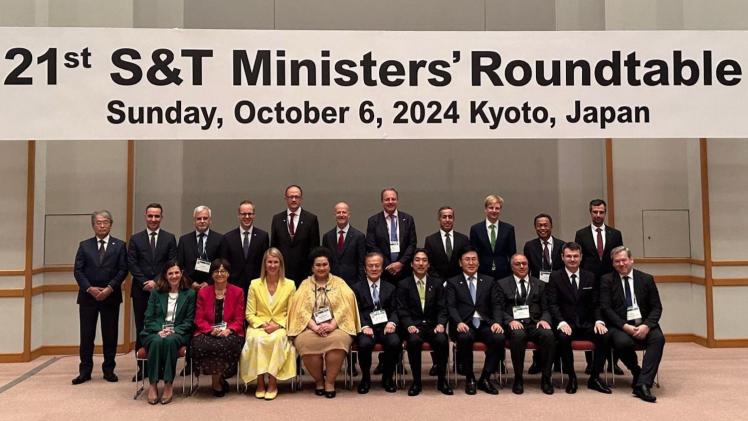 صورة جماعية على هامش أعمال المنتدى السنوي الحادي والعشرين للعلوم والتكنولوجيا في المجتمع