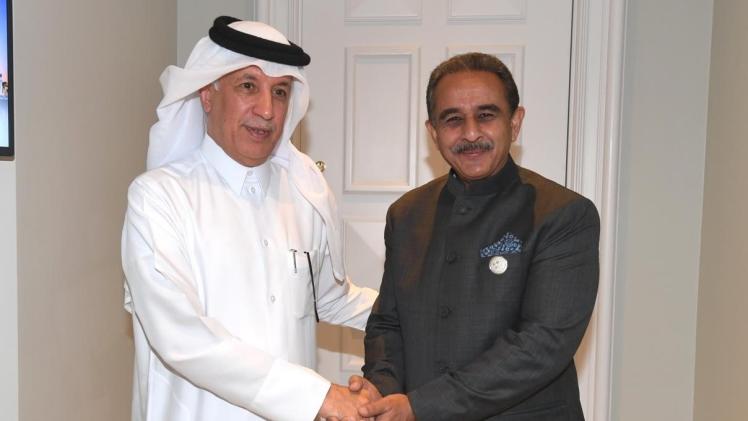 على هامش الاجتماع