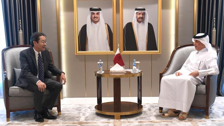 خلال الاجتماع مع السفير الياباني