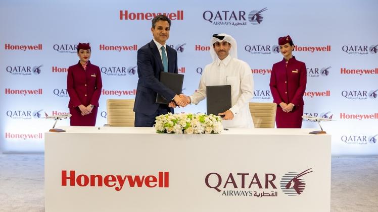 جانب من توقيع العقد