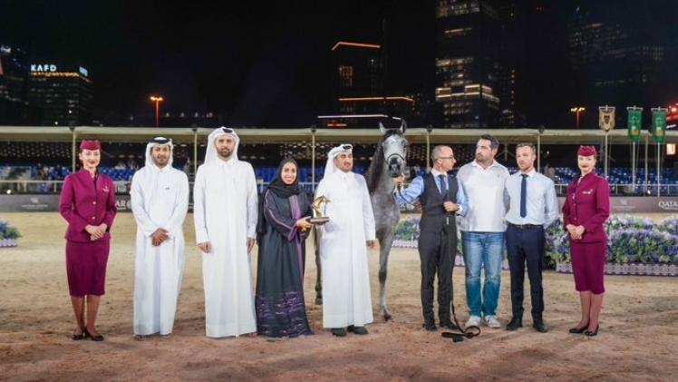 جانب من تتويج الفائزين