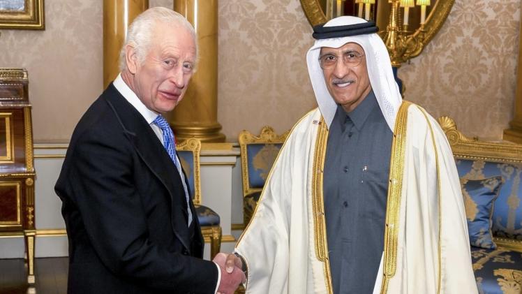 خلال تسليم نسخة من أوراق الاعتماد