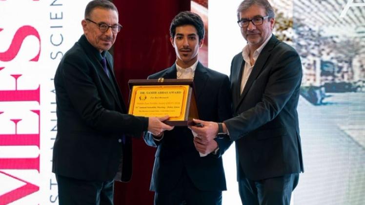 جانب من تسلم الجائزة