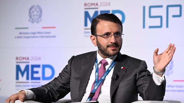 جانب من مشاركة الدكتور ماجد الأنصاري بالجلسة النقاشية