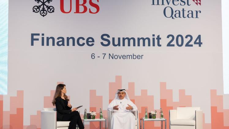 سعادة وزير المالية خلال الجلسة الحوارية بقمة “يو بي إس”