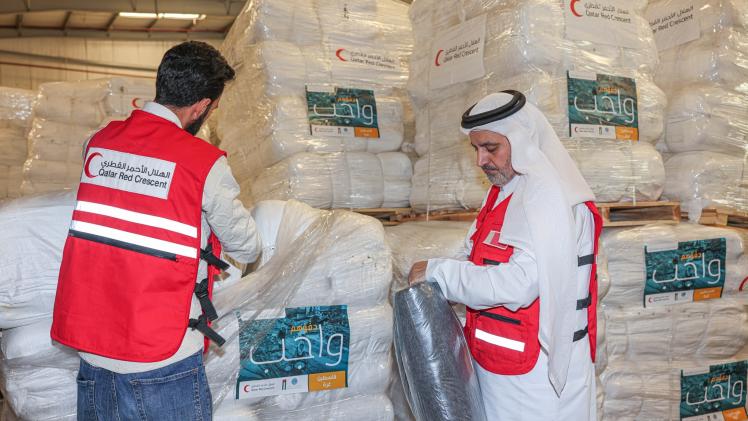 جانب من تسليم المساعدات