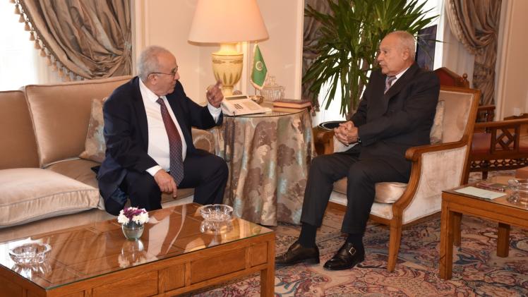 جانب من لقاء أمين عام الجامعة العربية بمبعوث الأمم المتحدة للسودان