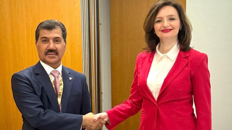 على هامش الاجتماع