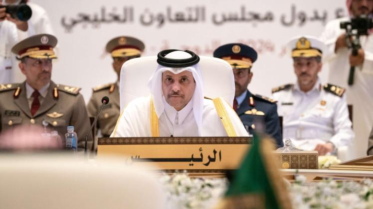 سعادة وزير الدولة لشؤون الدفاع خلال ترأسه الاجتماع