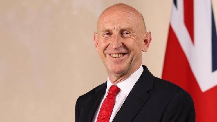 سعادة السيد جون هيلي وزير الدفاع البريطاني