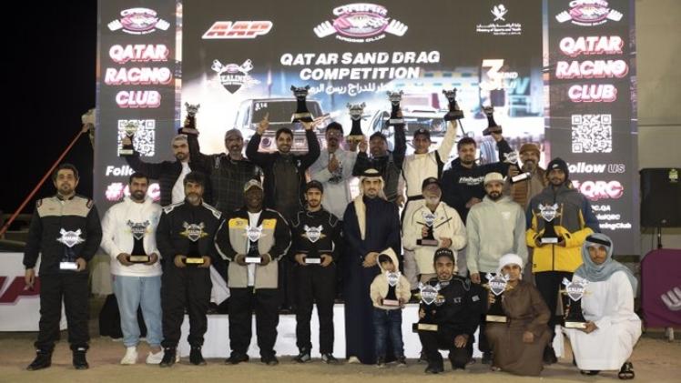 جانب من تتويج الفائزين