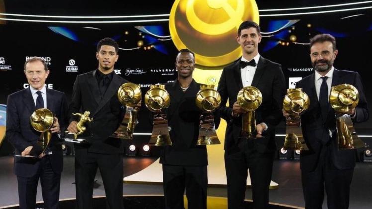 جانب من تسليم الجوائز