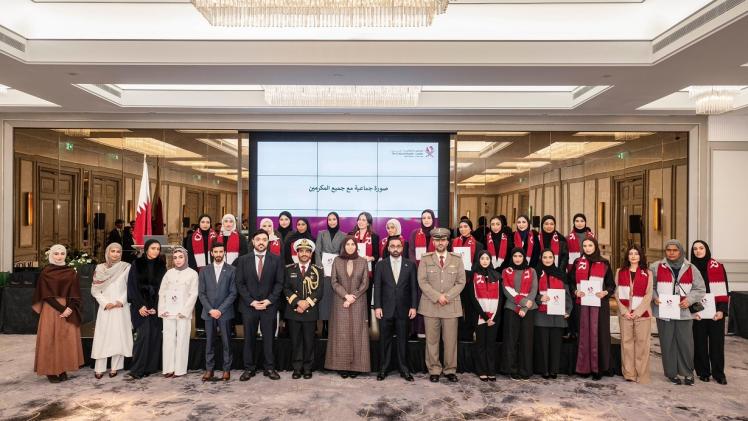 صورة جماعية للطلبة المكرمين