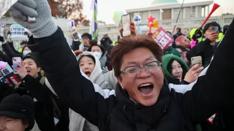 احتفال في شوارع سيول بتأييد البرلمان عزل الرئيس