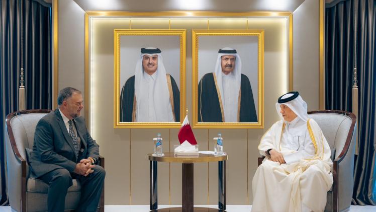 خلال تسليم نسخة من أوراق الاعتماد