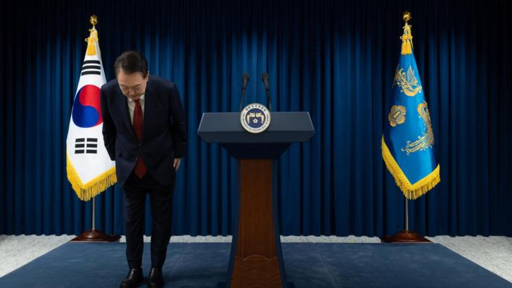 رئيس كوريا الجنوبية ينحني اعتذارا لشعبه عن تطبيق الأحكام العرفية
