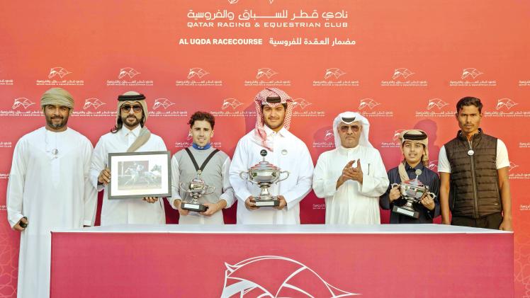 جانب من تسليم الجوائز