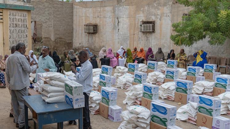 جانب من تقديم المساعدات